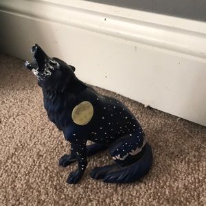 This is a beautiful wolf sculpture